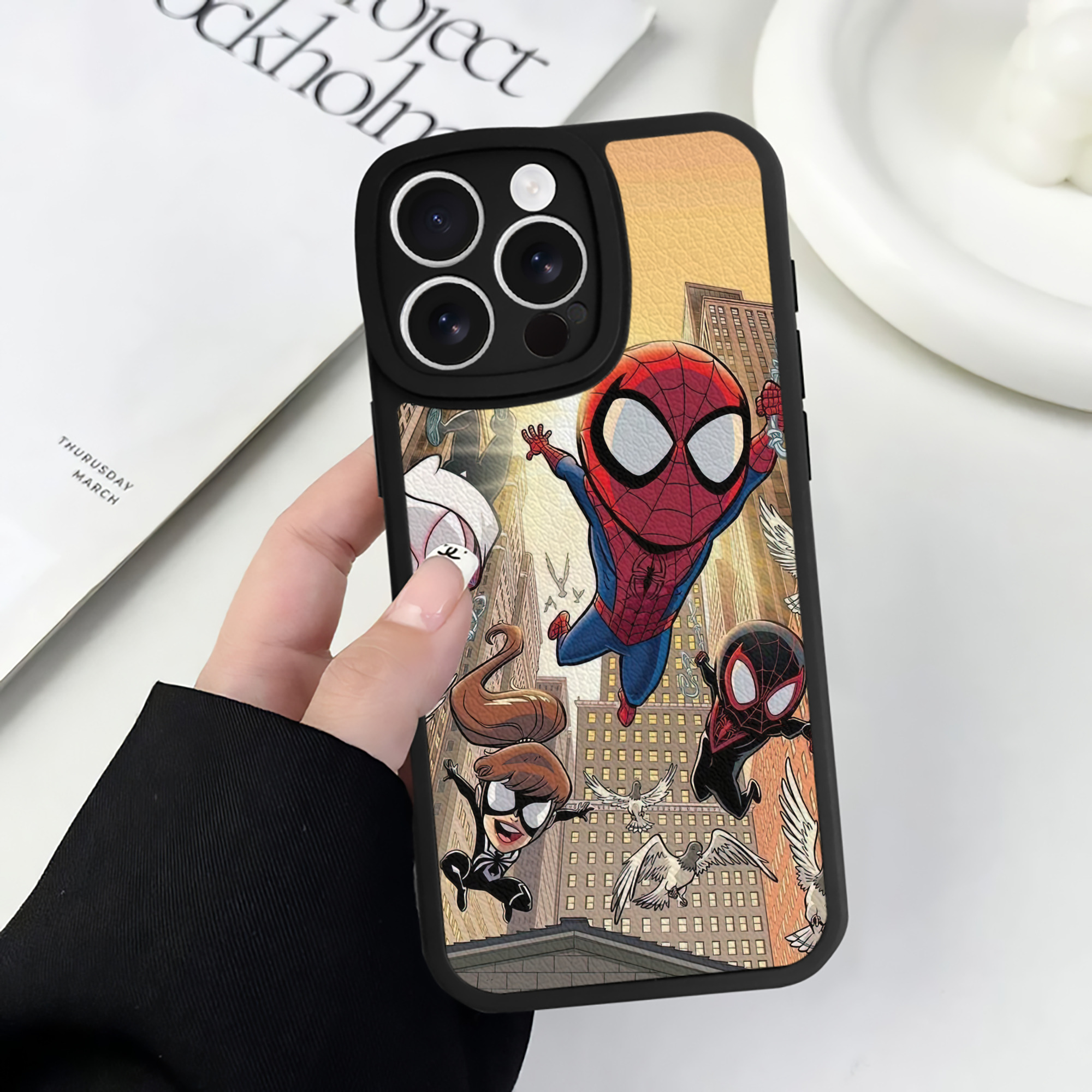 Spider Man スパイダーマン 【iPhone 16シリーズ対応】シリコンスマホケース（レザー調） 材質：シリコン